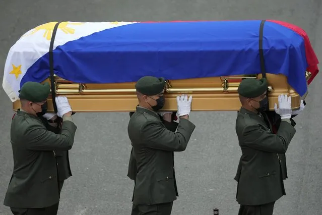 Soldiers carry the flag-draped casket of the late former Philippine President Fidel Ramos during his state funeral at the Heroes' Cemetery in Taguig, Philippines on Tuesday August 9, 2022. Ramos was laid to rest in a state funeral Tuesday, hailed as an ex-general, who backed then helped oust a dictatorship and became a defender of democracy and can-do reformist in his poverty-wracked Asian country. (Photo by Aaron Favila/AP Photo)