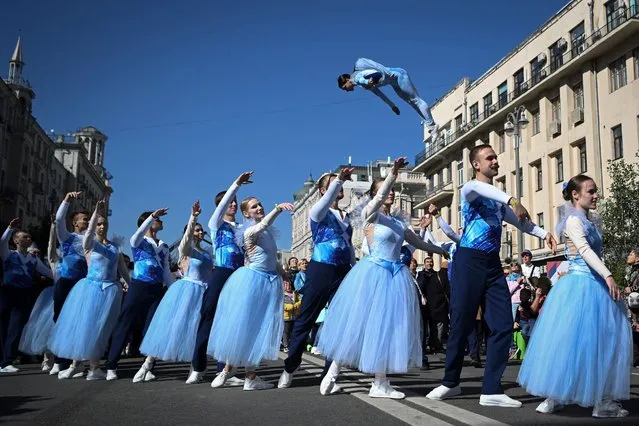 Ballet dancers perform during City Day celebrations in downtown Moscow on September 10, 2022. Moscow celebrates the 875th anniversary of its foundation on September 10 and 11, 2022. (Photo by Natalia Kolesnikova/AFP Photo)