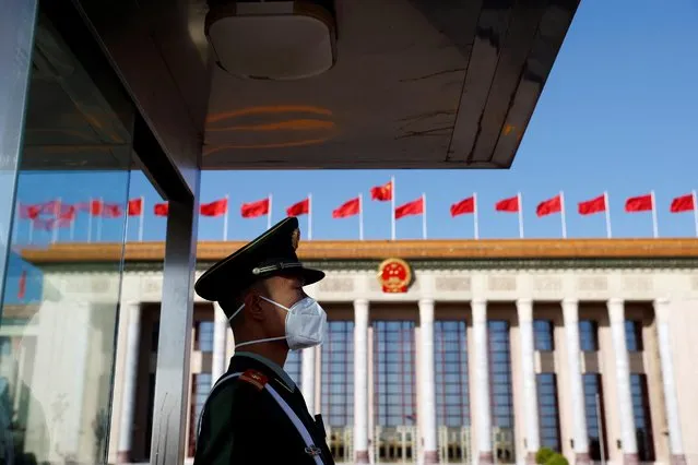 A paramilitary police officer stands guard outside the Great Hall of the People before the opening ceremony of the 20th National Congress of the Communist Party of China in Beijing, China on October 16, 2022. (Photo by Thomas Peter/Reuters)