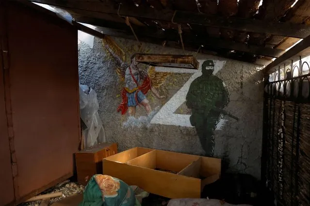 A room in a warehouse is seen with the letter «Z» painted on the wall, amid Russia's attack on Ukraine, in the recently retaken town of Kupiansk, Ukraine on October 18, 2022. (Photo by Clodagh Kilcoyne/Reuters)