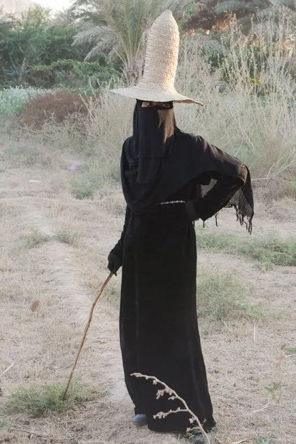 Wadi Hadhramaut, Hadhramaut Governorate, Yemen: women in abayas and traditional straw hats – conical witches hats, known as madhalla. (Photo by Eric Lafforgue)