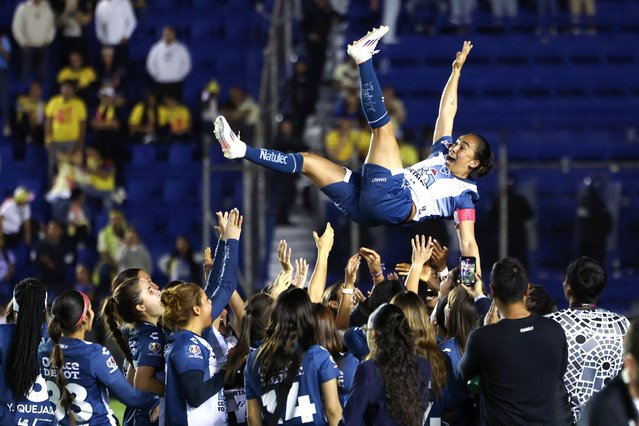 Pachuca players celebrate by throwing teammate forward #09 Charlyn Corral into the air after winning the Liga MX Femenil Clausura football tournament against America at the Ciudad de los Deportes Stadium in Mexico City on May 12, 2025. (Photo by Victor Cruz/AFP Photo)