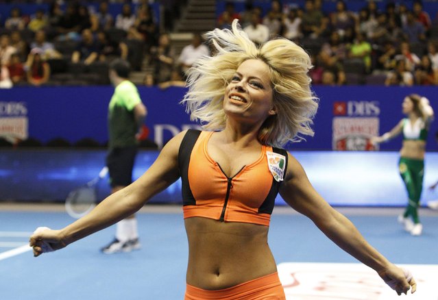 Dancers entertain the crowd between Micromax Indian Aces matches against UAE Royals at the International Premier Tennis League (IPTL) in Singapore December 2, 2014. (Photo by Edgar Su/Reuters)