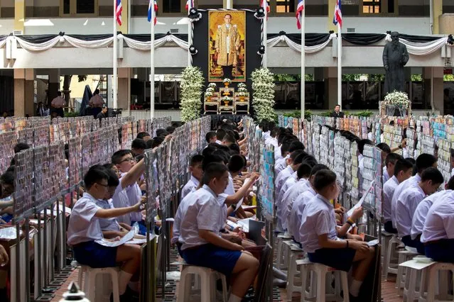 Some 1,250 students from the Assumption College flip their cards to form an image of  Thailand's late King Bhumibol Adulyadej, in his honour, in Bangkok, Thailand, October 28, 2016. (Photo by Athit Perawongmetha/Reuters)