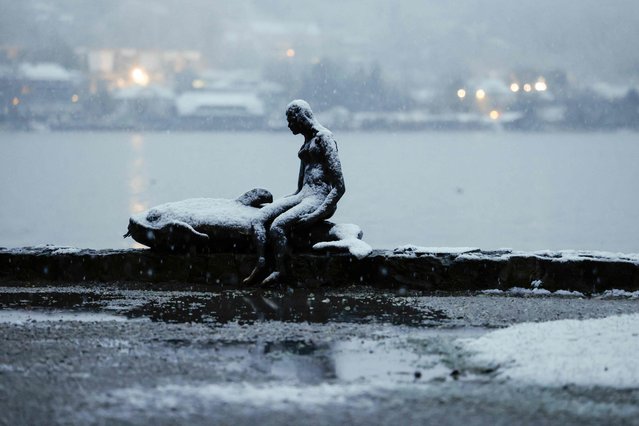 A statue is covered in snow in Herrsching at lake Ammersee, southern Germany, on November 20, 2024. (Photo by Michaela Stache/AFP Photo)