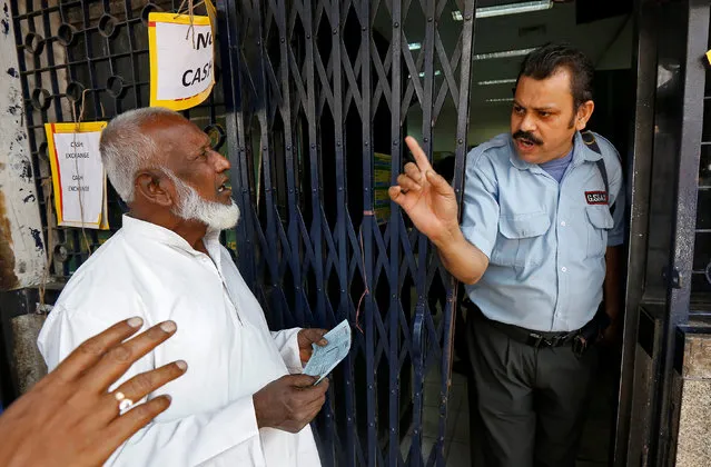 A security guard speaks with senior citizens queuing outside a bank to deposit or exchange their old high denomination banknotes in Kolkata, India, November 19, 2016. (Photo by Rupak De Chowdhuri/Reuters)