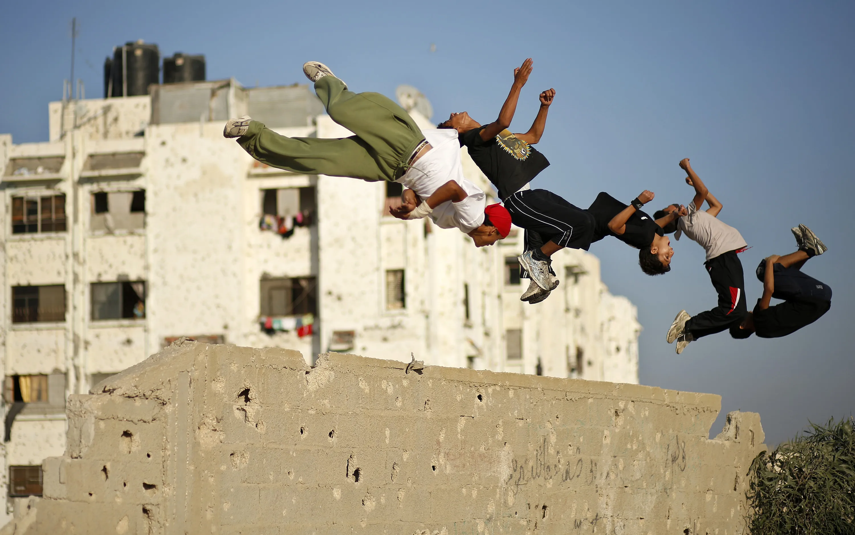 Parkour. Жорж Эмбер паркур. Давид Белль и Себастьян Фукан. Трейсер паркур. Трейсеры субкультура.