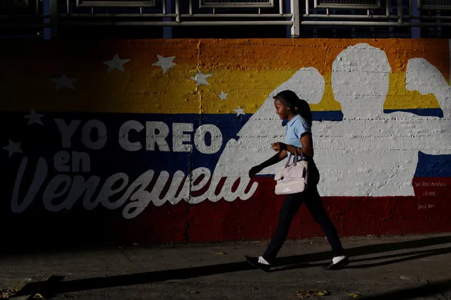 A Venezuelan woman walks past a mural with a graffiti that reads “I believe in Venezuela” in Caracas, Venezuela, December 5, 2016. (Photo by Ueslei Marcelino/Reuters)