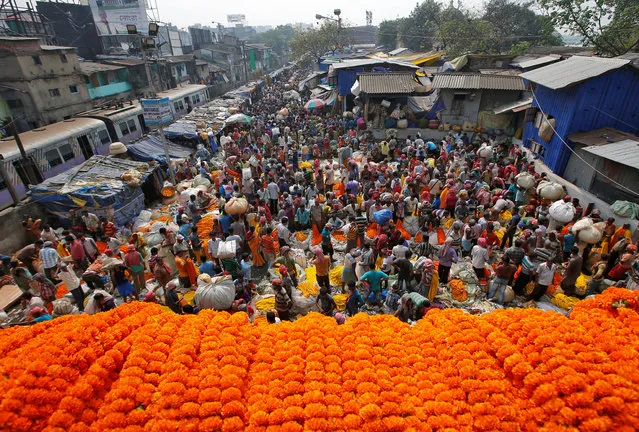 Vendors sell marigold garlands which are used to decorate temples and homes on the eve of Diwali, the festival of lights, in Kolkata, November 6, 2018. (Photo by Rupak De Chowdhuri/Reuters)