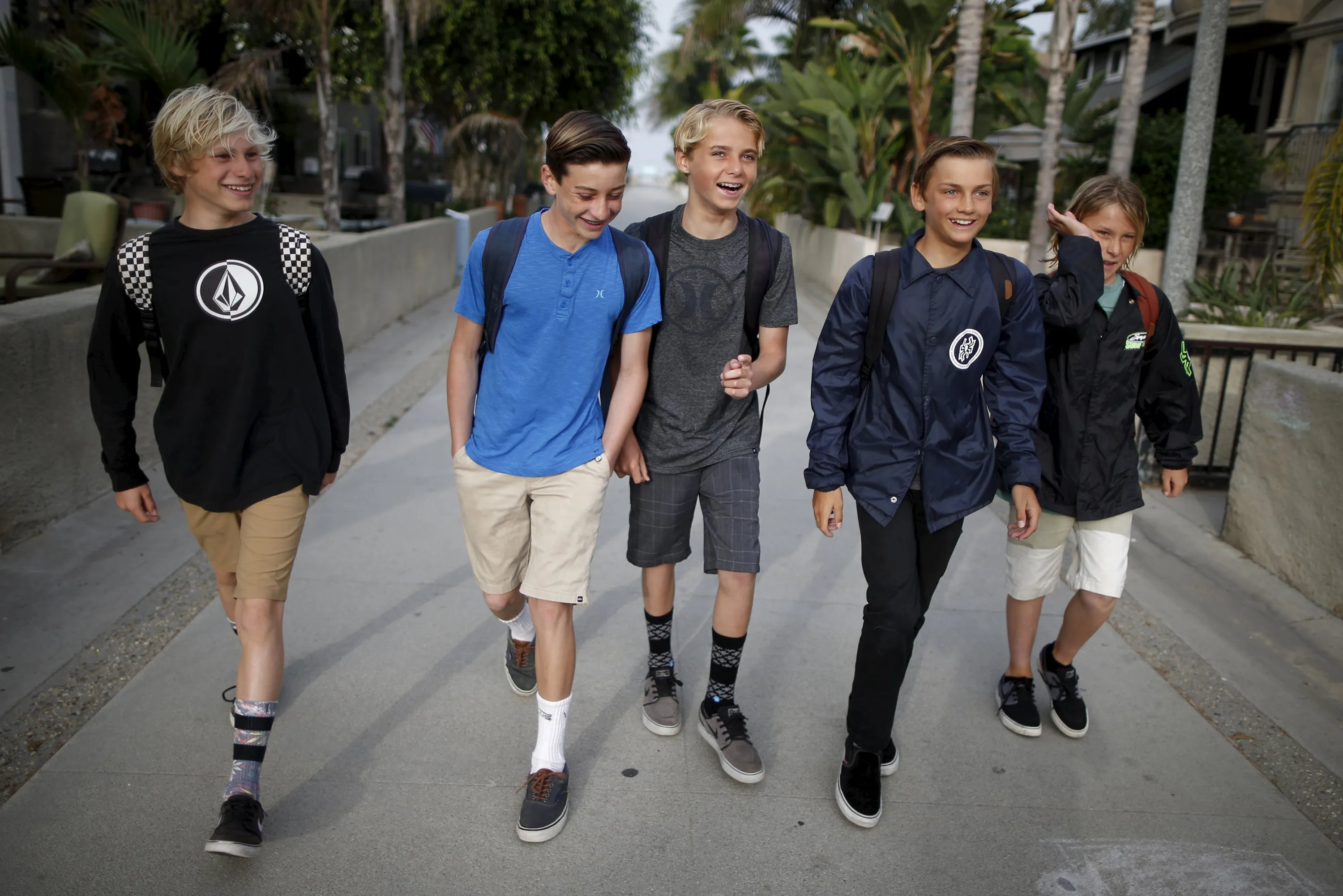 Гулять после школы. Подростки в школе. Друзья мальчики. Мальчик гуляет с друзьями. Прогулка подростков.