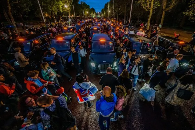 axi (black cab) drivers make a tribute in the Mall in London on September 8, 2022. A crowd quickly gathers at Buckingham Palace where the flag is at half mast. Queen Elizabeth the second is dead in her Platinum Jubillee year. The announcement came early this evening from Balmoral Castle. (Photo by Guy Bell/Rex Features/Shutterstock)