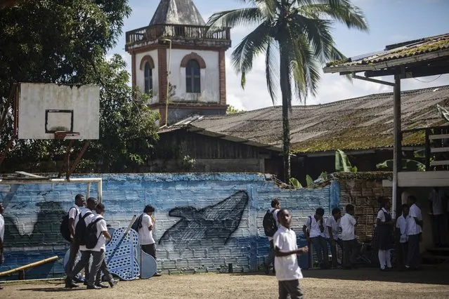 A mural of a humpback whale graces a wall of the Luis Lopez de Mesa school, in Bahía Solano, Colombia, Tuesday, August 29, 2023. Every year the Colombian population of Bahía Solano welcomes humpback whales and a great number of tourists who arrive to watch them as they pass through the Pacific. (Photo by Ivan Valencia/AP Photo)