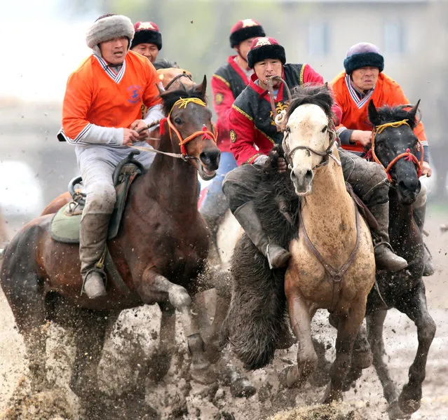 Kyrgyz horsemen participate in the traditional Central Asian sport of Kok-boru (goat dragging), a competition held as part of the Navruz celebrations in Bishkek, Kyrgyzstan, 18 March 2016. Kok-boru is a game where players grab a goat carcass from the ground while riding their horses and try to score by placing it in their opponent's goal. Navruz, also called Nowruz, marks the first day of spring and is celebrated on the day of the astronomical vernal equinox, which usually occurs on 21 March or the previous or following days depending on where it is observed. (Photo by Igor Kovalenko/EPA)