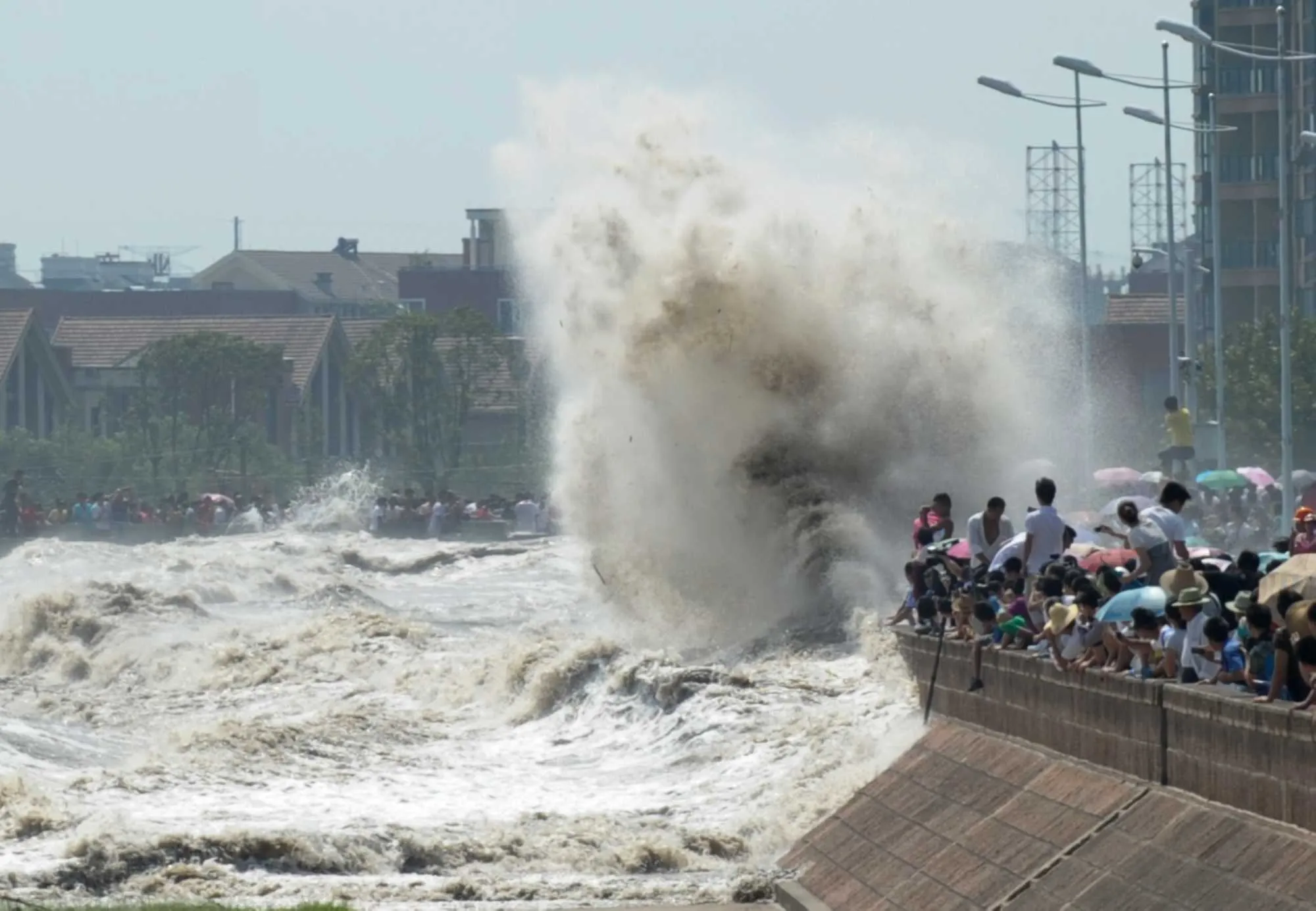 Приливная волна славы. Цяньтан приливная волна. Река Цяньтан приливная волна. Приливная волна 2009 ЦУНАМИ. Приливная волна ЦУНАМИ 2012.