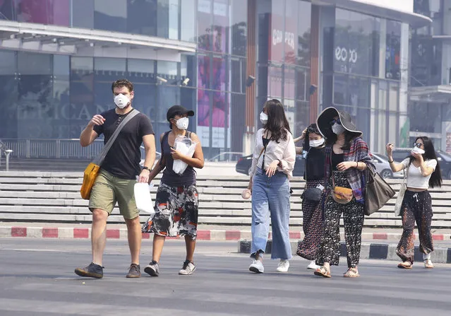 Tourists wear masks in Chiang Mai province, Thailand, Tuesday, April 2, 2019. The air hanging over Thailand's far north has become so polluted, the prime minister went Tuesday to see in person what's been called a severe health crisis. (Photo by Maytanan Merchant/AP Photo)