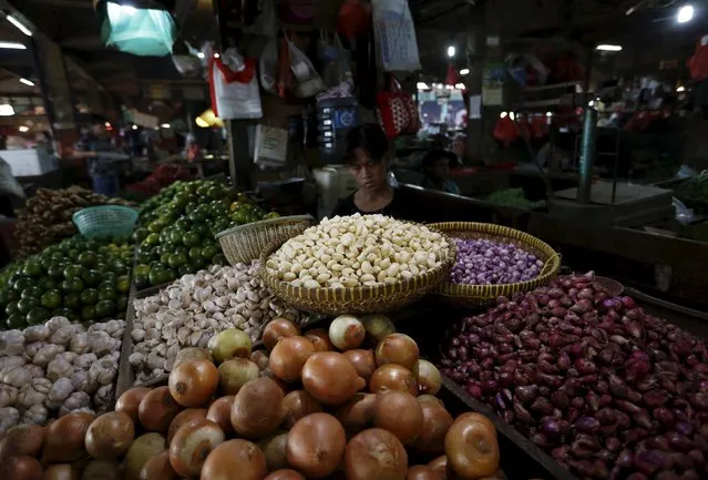 A shopkeeper waits for a customer inside a traditional market in Jakarta, Indonesia, July 1, 2015. Indonesia's annual inflation rate rose for a fourth straight month in June, which makes it harder than it already was for the central bank to cut lending rates to try to jack up the country's slowing growth. For May and June, a main cause was higher food prices before and during the Muslim fasting month. (Photo by Nyimas Laula/Reuters)