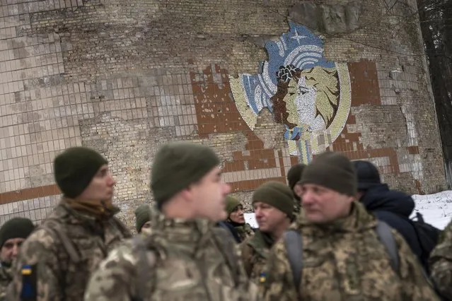 Volunteers and veterans with the Ukrainian Territorial Defense Forces gathered for a training session at an abandoned youth center on February 5, 2022 in the outskirts of Kyiv, Ukraine. Increasing tension with Russia, which has amassed thousands of troops along the Ukrainian border, has driven many residents to volunteer in the war effort. (Photo by Michael Robinson Chavez/The Washington Post)