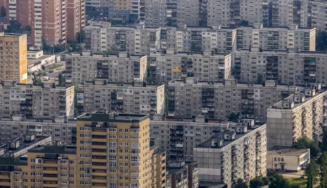 An aerial view of apartment buildings in the town of Nizhny Novgorod, Russia, July 10, 2015. (Photo by Maxim Shemetov/Reuters)