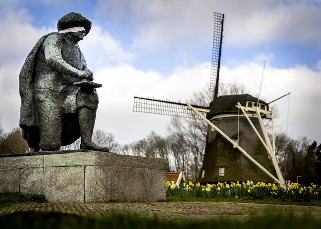 A blindfold placed on the statue of Rembrandt van Rijn in Ouderkerk aan de Amstel, Netherlands, 02 April 2023. Activists from the Scientist Rebellion environmental group have been placing blindfolds on statues worldwide, as part of a campaign to call on those in power not to look away from the climate crisis. (Photo by Koen van Weel/EPA)