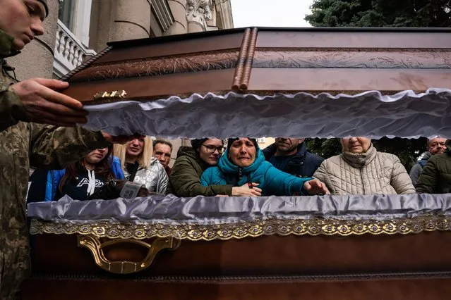 Family of Ukrainian soldier Ivan Lipskiy grieving at his casket during a military service of 5 Ukrainian soldiers in Odessa, Ukraine, Tuesday, March 29, 2022. Lipskiy was killed on March 18th during a Russian airstrike that hit the 36th Ukrainian Naval Infantry Brigade killing more than 40 Ukrainian soldiers in the city of Mykolaiv. (Photo by Salwan Georges/The Washington Post)