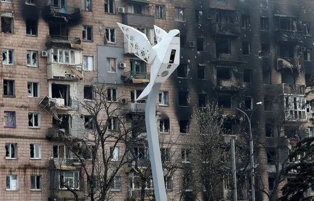 A view shows a lamp pole in the shape of a dove located in Freedom Square near a block of flats heavily damaged during Ukraine-Russia conflict in the southern port city of Mariupol, Ukraine on April 18, 2022. (Photo by Alexander Ermochenko/Reuters)