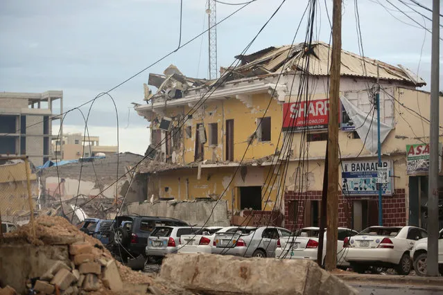 View of vehicles parked near the scene of a suicide bomb attack outside Nasahablood hotel in Somalia's capital Mogadishu, June 25, 2016. (Photo by Feisal Omar/Reuters)