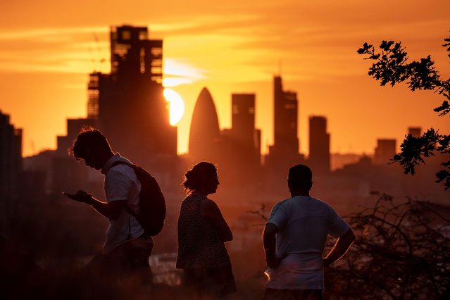 Dramatic sunset from the top of Greenwich Park as the UK's heatwave continues on July 13, 2022. (Photo by Guy Corbishley/Alamy Live News)