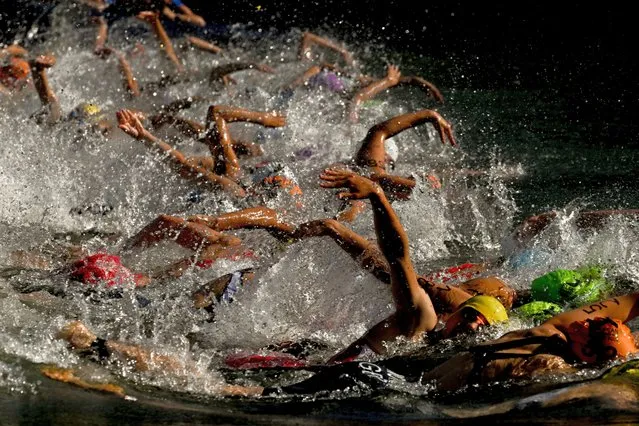 Athletes compete during the women's Triathlon Elite race at the European Championships Munich 2022 in Munich, Germany, 12 August 2022. (Photo by Filip Singer/EPA/EFE)