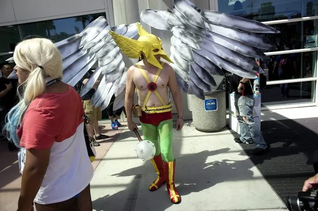 epaselect epa05435772 Andy Holt, who is dressed as the comic book super hero, Hawkman, mingles outside the San Diego Convention Center on the first day of Comic Con 2016 in San Diego, California, USA, on 21 July 2016. Comic Con runs from 21 until 24 July.  EPA/David Maung DOM02  (David Maung / EPA)