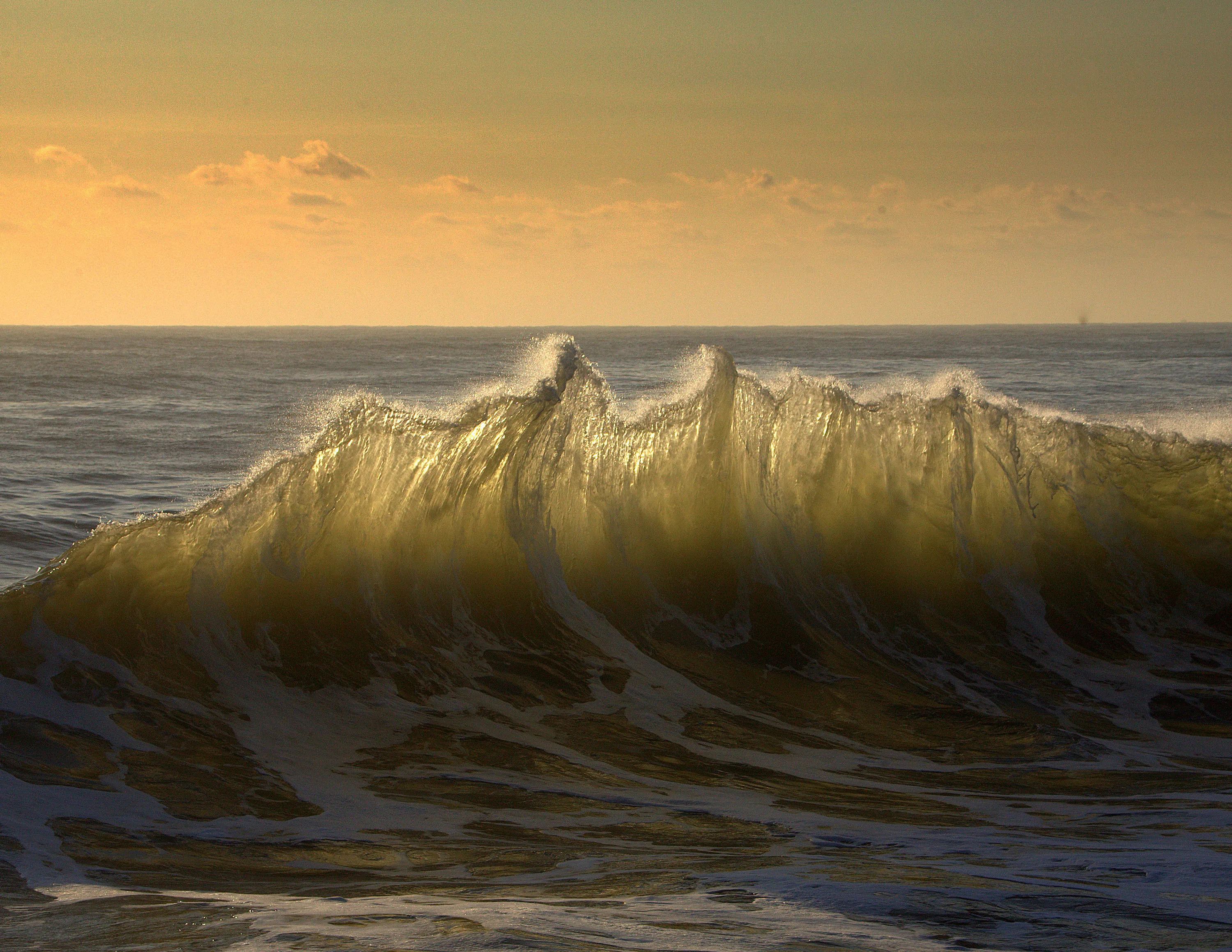 Первыми приходят волны. Море, волны. Красивые волны. Волны на берегу. Море набегающая волна.