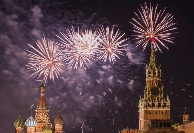 Fireworks explode behind St. Basil's cathedral and the Kremlin's Spasskaya Tower at the City Day celebrations in Moscow, Russia on September 10, 2022. (Photo by Shamil Zhumatov/Reuters)
