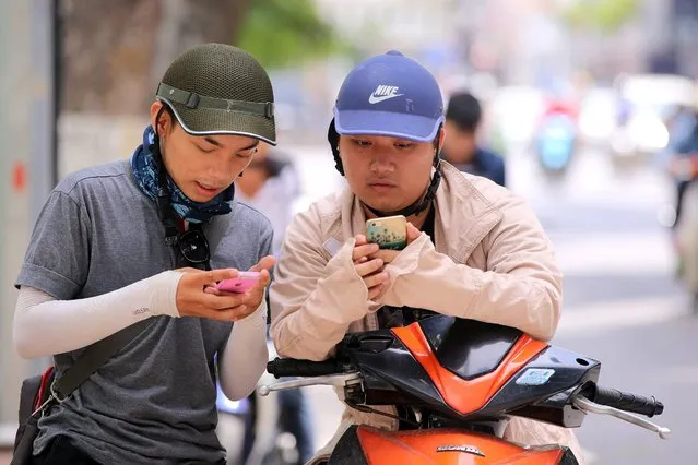 People play “Pokemon Go” on their smartphones in Hanoi, Vietnam, 10 August 2016. The game allows smartphone users to use Global Positioning System (GPS) to capture Pokemon characters in their surroundings. Pokemon Go' was launched in Vietnam on 06 August. (Photo by Luong Thai Linh/EPA)