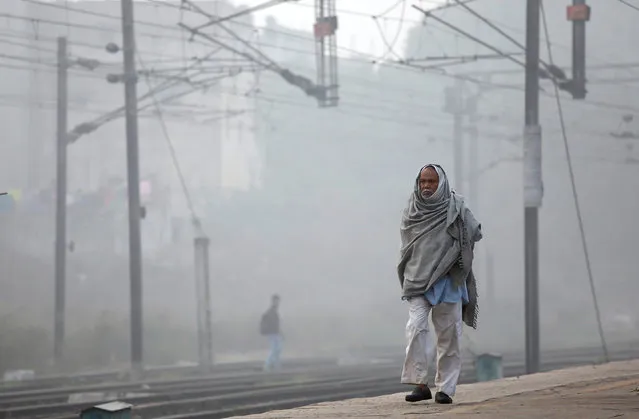 A man walks along a railway platform on a smoggy morning in New Delhi, India, November 10, 2017. (Photo by Saumya Khandelwal/Reuters)