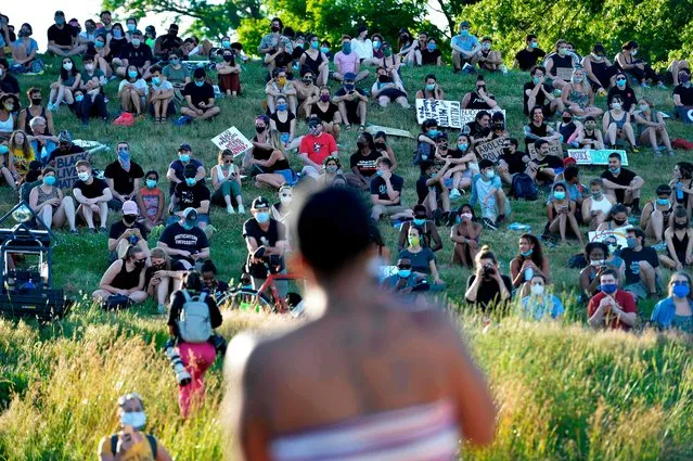 Risha G reads a poem to hundreds gathered on the hill during a Juneteenth “Funk the Police” musical rally and protest against police brutality at Ronan Park in Boston, Massachusetts on June 19, 2020. The US marks the end of slavery by celebrating Juneteenth, with the annual unofficial holiday taking on renewed significance as millions of Americans confront the nation's living legacy of racial injustice. (Photo by Joseph Prezioso/AFP Photo)