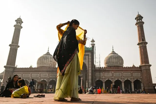 People and devotees visit the Jama Masjid mosque in the walled city area of New Delhi on November 26, 2022, after reports stating that Delhi's Jama Masjid management, rolled back a ban on entry of women without families. (Photo by Sajjad Hussain/AFP Photo)