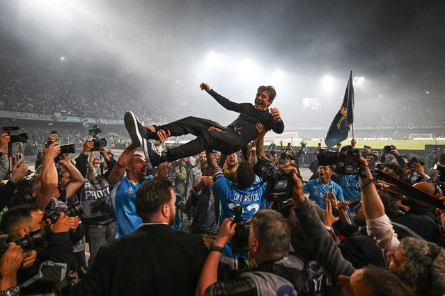 Antonio Conte, Head Coach of Napoli, is lifted by his team following victory in the Serie A match between Napoli and Cagliari at Stadio Diego Armando Maradona on May 23, 2025 in Naples, Italy. (Photo by Francesco Pecoraro/Getty Images)
