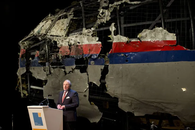 With the reconstructed cockpit displayed behind, Tjibbe Joustra, head of the Dutch Safety Board presents the board's final report into what caused Malaysia Airlines Flight 17 to break up high over Eastern Ukraine last year, killing all 298 people on board, during a press conference in Gilze-Rijen, central Netherlands, Tuesday, October 13, 2015. (Photo by Peter Dejong/AP Photo)