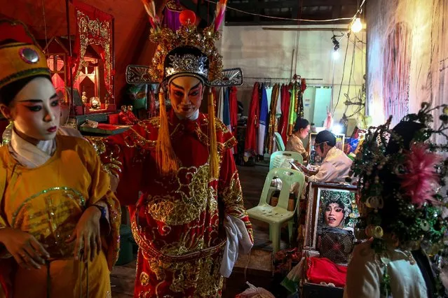 Members of a Chinese opera troupe prepare before performing at a shrine during the annual vegetarian festival in Bangkok, Thailand, October 4, 2016. (Photo by Athit Perawongmetha/Reuters)