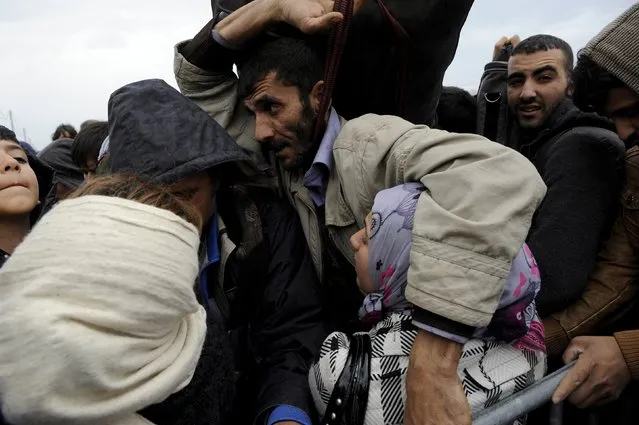Syrian, Iraqi and Afghan refugees try to cross the Greek-Macedonian borders near the village of Idomeni, Greece, November 22, 2015. (Photo by Alexandros Avramidis/Reuters)