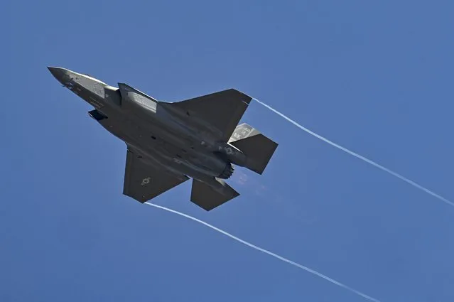 A US Air Force's (USAF) fifth-generation supersonic multirole F-35 fighter jet flies past during a flying display on the second day of the 14th edition of Aero India 2023 at the Yelahanka Air Force Station in Bengaluru on February 14, 2023. (Photo by Manjunath Kiran/AFP Photo)