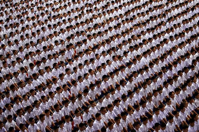 Some 1,250 students from the Assumption College sit in their position before holding cards to form an image of  Thailand's late King Bhumibol Adulyadej, in his honour, in Bangkok, Thailand, October 28, 2016. (Photo by Athit Perawongmetha/Reuters)