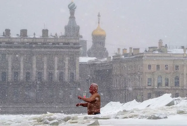 A man bathes in an ice hole in the Neva River in St. Petersburg, Russia, Wednesday, January 13, 2021. The temperature in St. Petersburg is –15C ( 5 °F). (Photo by Dmitri Lovetsky/AP Photo)