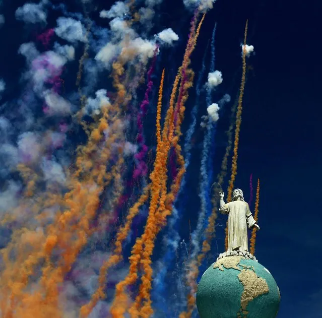 Fireworks are seen behind the Divino Salvador del Mundo monument during “Agostinas” (in allusion to the August month) religious celebrations in San Salvador, August 1, 2013. The Agostinas parties are held annually from August 1 to 6 in honor of the Divine Savior of the World (Divino Salvador del Mundo in Spanish), patron of the Salvadoran capital. (Photo by Ulises Rodriguez/Reuters)