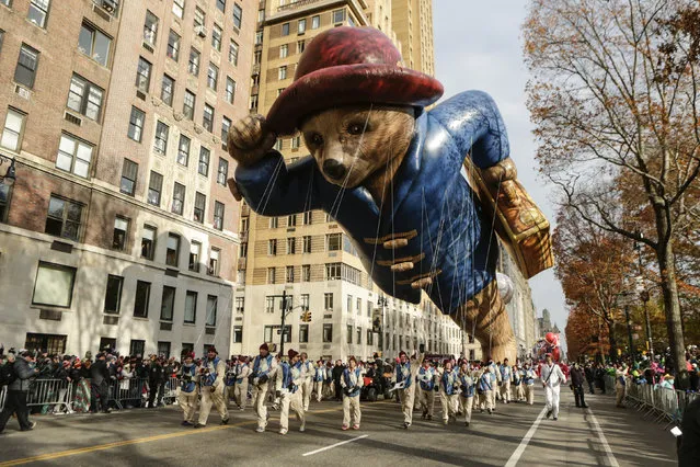 The Paddington Bear balloon floats down Central Park West during the 90th annual Macy's Thanksgiving Day Parade on November 24, 2016 in New York. (Photo by Kena Betancur/AFP Photo)