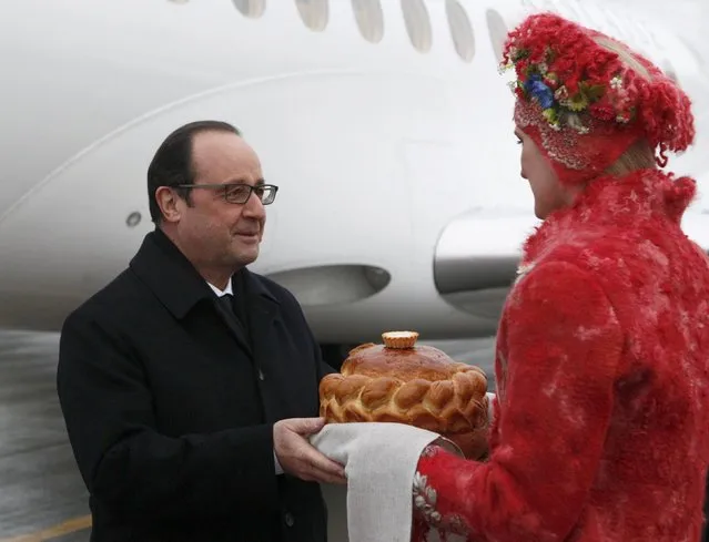 France's President Francois Hollande (L) takes part in a welcoming ceremony upon his arrival at an airport near Minsk, February 11, 2015. (Photo by Valentyn Ogirenko/Reuters)