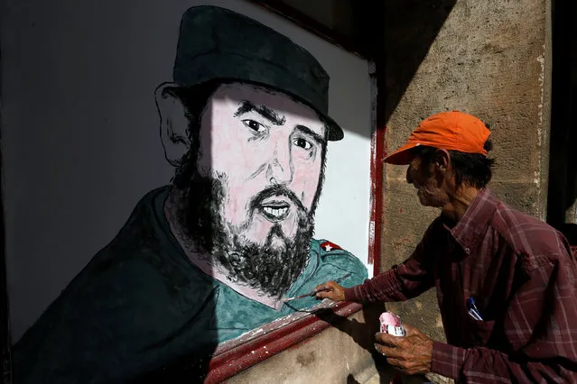 A local artist paints a portrait of Fidel Castro in front of a shop in downtown Havana, following the announcement of the death of the Cuban revolutionary leader, in Cuba November 27, 2016. (Photo by Reuters/Stringer)