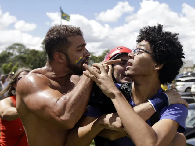 An anti-government demonstrator (L) and a supporter of Brazil's President Dilma Rousseff clash before the appointment of former Brazilian president Luiz Inacio Lula da Silva as chief of staff, near the Planalto palace in Brasilia, Brazil, March 17, 2016. (Photo by Ricardo Moraes/Reuters)