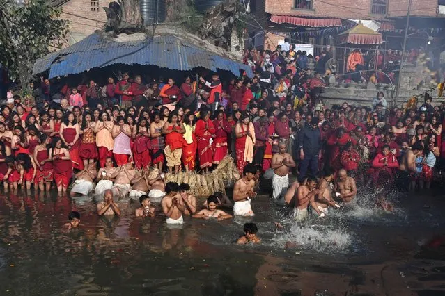 Hindu devotees take part in a bathing ritual on the last day of the month-long 'Madhav Narayan' Hindu festival along the Hanumante River in Bhaktapur on the outskirts of Kathmandu on February 24, 2024. (Photo by Prakash Mathema/AFP Photo)