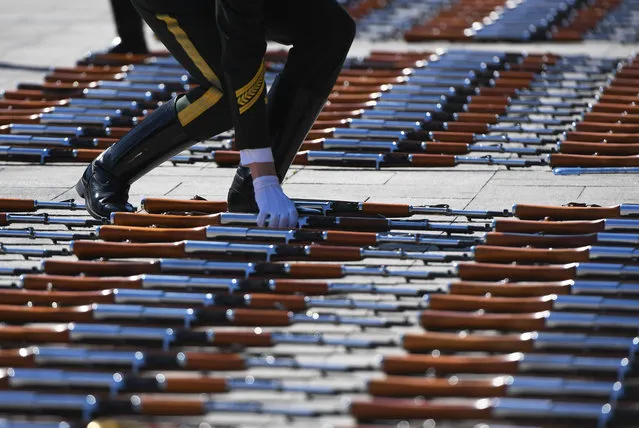 A member of a military honour guard places a rifle before a welcome ceremony for Micronesia President Peter Christian outside the Great Hall of the People in Beijing on March 27, 2017. Christian was welcomed by Xi after attending the Boao Forum for Asia Annual Conference. (Photo by Greg Baker/AFP Photo)