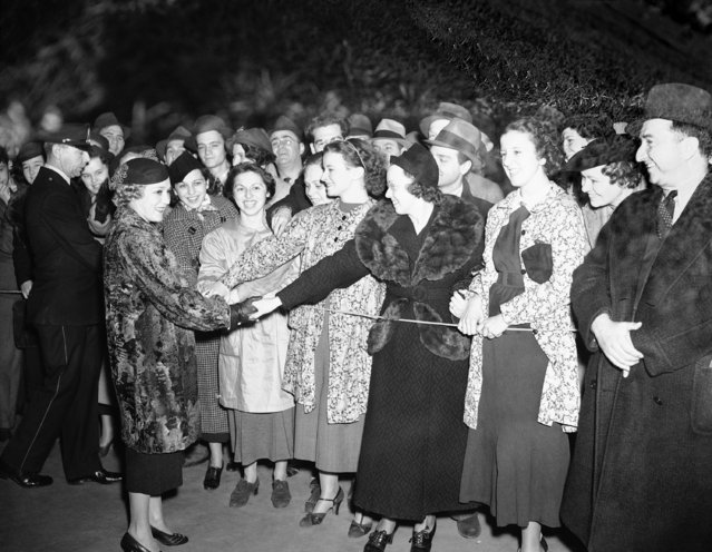 Mary Pickford, left, greeting some of the crowd of at least 1,000 persons who met her at Grand Central Station, New York on October 28, 1936, when she arrived from the west coast on a business trip in Hollywood. She has no plans, she said, for marrying Buddy Rogers or appearing in any more motion pictures. (Photo by John Rooney/AP Photo)